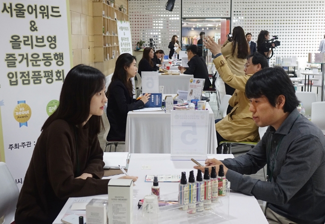 올리브영 '즐거운 동행' 입점 품평회에서 올리브영 MD들이 중소기업 관계자들과 이야기를 나누고 있다. / 사진 제공 = CJ올리브네트웍스