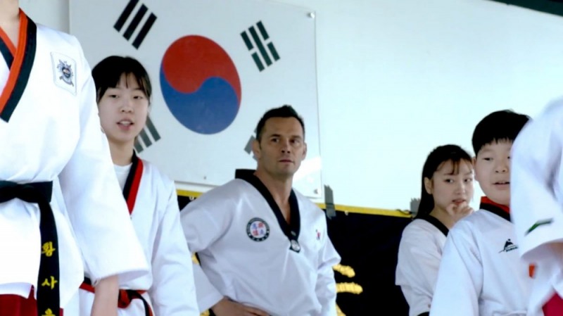 원워리어 시리즈 촬영을 위해 한국을 찾은 프랭클린 원챔피언십 부사장이 태권도를 체험하는 모습. 사진제공_원챔피언십