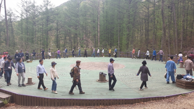 걷기 명상 모습.