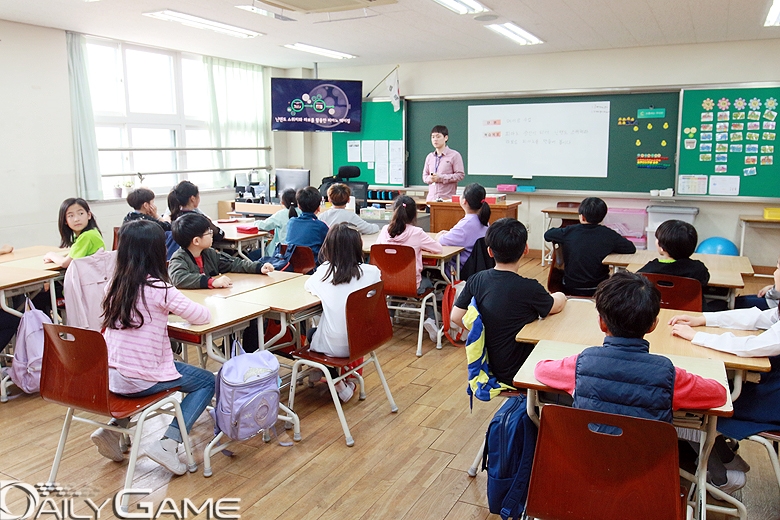 닌텐도 라보 수업이 진행되고 있는 초등학교 교실
