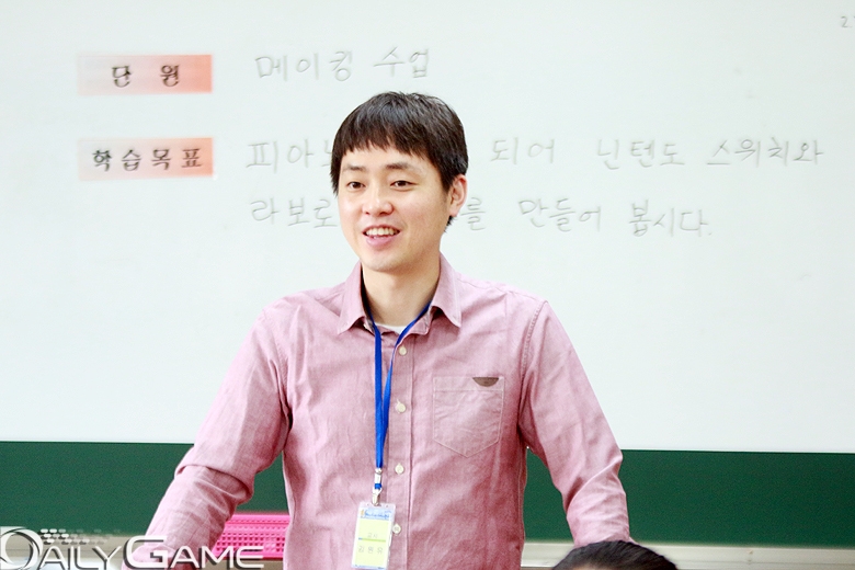 청량초등학교 4학년 3반 담임 김원유 교사.