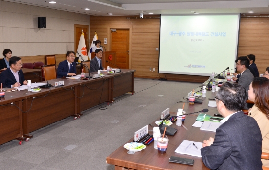 정종제 광주광역시 행정부시장이 24일 오후 시청 3층 소회의실에서 열린 영·호남 간 교류촉진 및 남부경제권 구축을 위한 광주~대구 달빛내륙철도 건설사업 용역 중간보고회에 참석해 용역 내용을 듣고 있다./사진=광주광역시