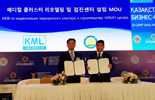 사진=(주)케이메디칼랩 이근영 대표이사(좌)와 악튜빈스크 주 보건부 국장인 아셋 아스케로비치 칼리에프(Асет Аскерович Калиев)(우)