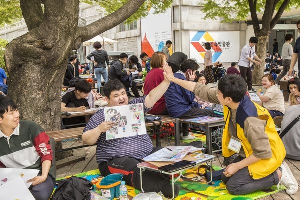 CJ그룹 임직원 자원봉사 서울발달장애인사생대회 모습 / 사진 제공 = CJ그룹