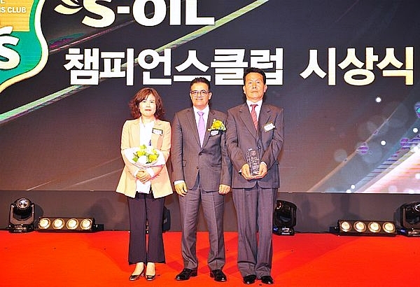 2019년 S-OIL 챔피언스 클럽 시상식 후 S-OIL 오스만 알 감디 CEO(가운데)와 대상 수상자인 군산 흥남주유소 박청동 대표(오른쪽)가 기념촬영을 하고 있다. / 사진 제공 = S-OIL