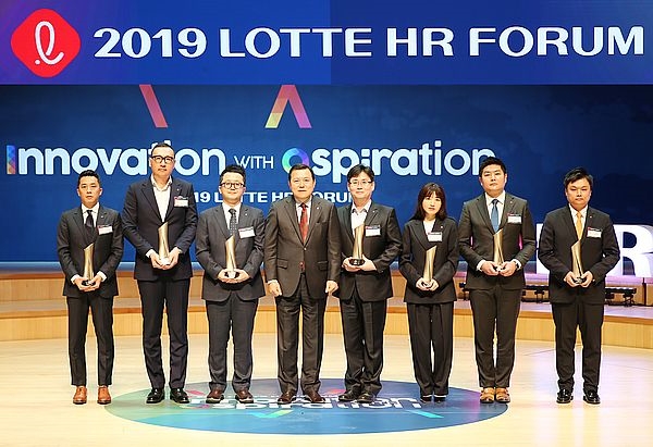 (왼쪽부터) 롯데면세점 박석원 점장, 롯데제과 배성우 상무, 롯데첨단소재 이석배 수석, 롯데지주 대표이사 황각규 부회장, LC USA 정승원 상무, 롯데백화점 우순형 팀장, 롯데홈쇼핑 정중근 책임, 롯데렌탈 김종훈 팀장이 기념촬영을 하고 있다. / 사진 제공 = 롯데지주