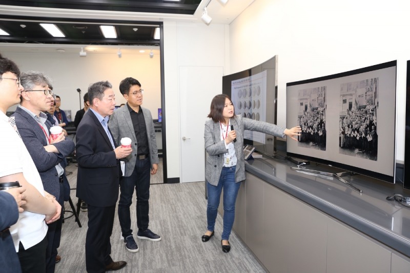  SK텔레콤 박진효 ICT기술센터장(오른쪽에서부터 2번째)와 관계자들이 ‘테크갤러리’를 둘러보고 있는 모습. 