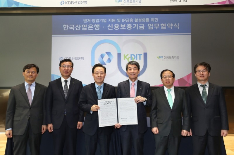 산업은행은 24일 IR센터에서 신용보증기금과 벤처·창업기업 지원 및 국가 혁신성장 기여를 위한 업무 협약을 체결했다고 밝혔다. 신용보증기금 윤대희 이사장(왼쪽 3번째), 산업은행 이동걸 회장(왼쪽 4번째) / 사진 제공 = 산업은행