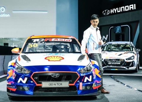 중국 유명 배우이자 프로 드라이버인 고 화양 선수가 TCR 아시아 시리즈 중국경기를 앞두고 2019 상하이 국제모터쇼 현대자동차 전시장에 있는 고성능 경주차 i30 N TCR 앞에서 포즈를 취하고 있다