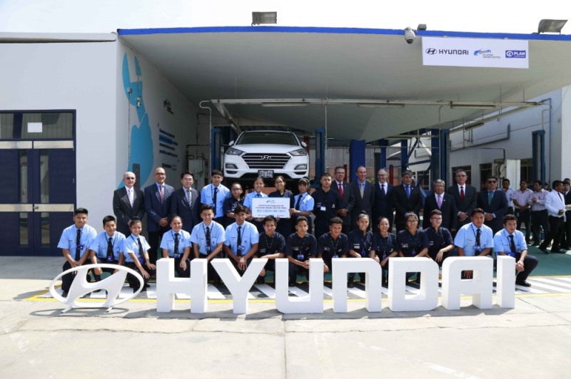 (뒷줄 왼쪽 두 번째부터)라민 샤흐마니 플랜 페루 대표, 박철연 현대차 중남미권역본부 판매실장, (뒷줄 오른쪽 여섯 번째부터)클라우디오 오르티즈 페루 현대차 대리점 대표, 구스타보 알바 구스타브손 세나티 대표 등이 세나티 학생과 함께 현대드림센터 6호 개관식에서 기념촬영하고 있다. / 사진 제공 = 현대자동차