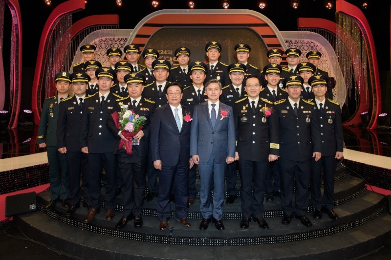 DB손해보험 김정남 사장(사진 맨 앞줄 오른쪽에서 다섯번째), 한국방송공사 양승동 사장 (오른쪽에서 네번째), 정문호 소방청장(오른쪽에서 세번째)대상 수상자 양승용 부평소방서 소방관 (오른쪽에서 여섯번째)과 본상 수상자들이 함께 기념촬영을 하고 있다.