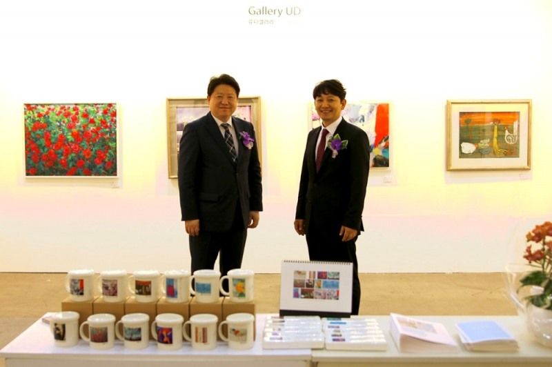 왼쪽부터 김종명 ㈜유디 사장과 진세식 유디치과협회장이 ‘2019 BAMA 부산국제화랑아트페어’ 개막식에 참석했다.