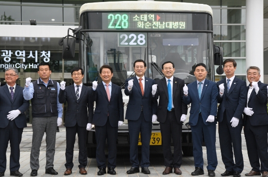 이용섭 광주광역시장이 26일 오전 시청 행정동 앞 광장에서 광주·대구 달빛동맹 강화를 위한 ‘228버스 명명식’에 참석해 권영진 대구광역시장과 함께 기념촬영을 하고 있다./사진=광주광역시