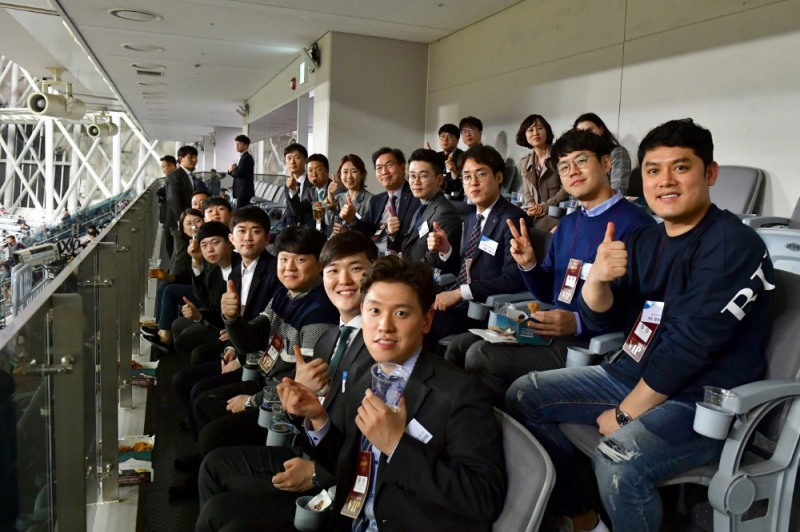 이대훈 은행장(둘째줄 우측부터 다섯 번째)과 직원들이 프로야구 경기장을 찾아 경기를 관람하며 기념사진을 촬영하고 있다. / 사진 제공 = 농협은행