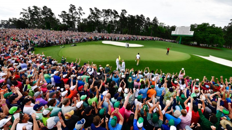 그린을 가득 메운 패트론. 사진=마스터스 홈페이지.