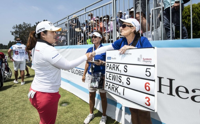 갤러리 스탠드는 관전하기 좋은 장소다. 자원봉사자와 악수하는 박인비. 사진=미국LPGA