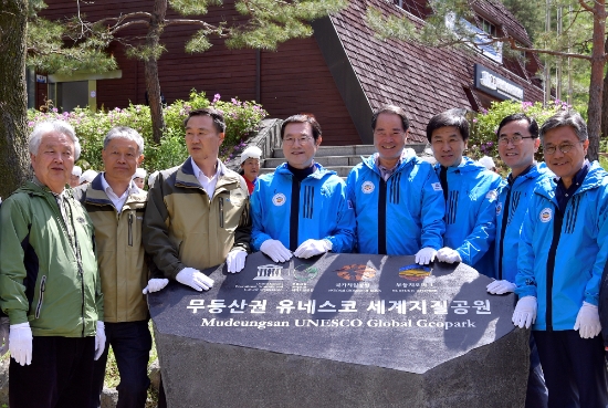 이용섭 광주광역시장이 27일 오전 동구 증심사 세계지질공원 탐방안내센터 입구에서 열린 ‘무등산권 유네스코 세계지질공원’ 인증 1주년 기념 표지석 제막식에 참석해 최형식 담양군수, 최형열 화순부군수, 주홍준 무등산국립공원동부사무소장, 무등산보호단체 회원 등 내빈들과 제막식을 마치고 기념촬영을 하고 있다./사진=광주광역시
