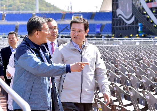 이용섭 광주광역시장이 28일 오후 '2019광주세계수영선수권대회 성공기원 인기가요 슈퍼콘서트'가 열리는 월드컵경기장을 찾아 조직위 직원들과 현장 점검을 벌이고 있다./사진=광주광역시
