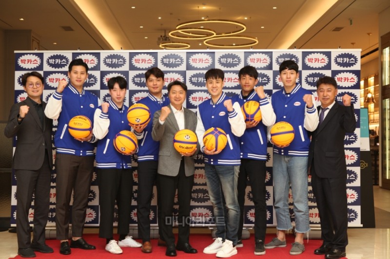 최호진 동아제약 사장(가운데)이 박카스팀 선수들과 기념촬영을 하는 모습. 사진제공_ (사)한국 3대3 농구연맹