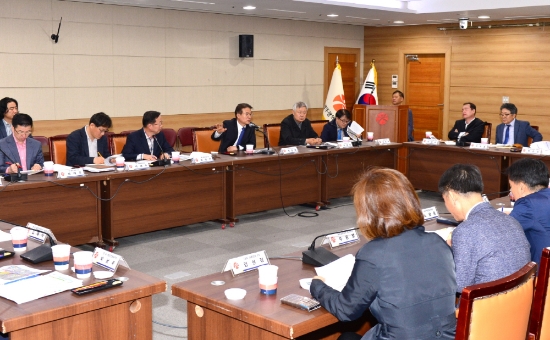 정종제 광주광역시 행정부시장이 29일 오전 시청 3층 소회의실에서 열린 '도시철도 2호선공사 교통대책회의에' 참석해 공사기간 시민불편 최소화를 위해 전문가, 관계공무원들의 의견을 수렴했다./사진=광주광역시