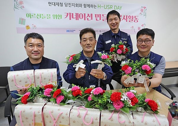 지난 25일 봉사활동에 참가한 봉사자들이 카네이션을 직접 만들고 있다. / 사진 제공 = 현대제철