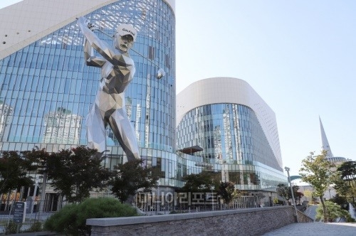 대전광역시 유성구에 자리잡은 골프존 조이마루 전경.