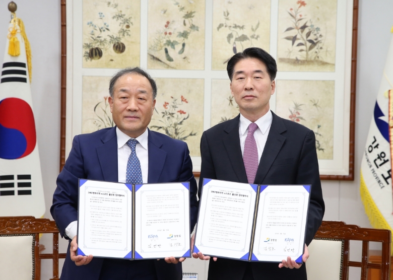 한국e스포츠협회 김영만 협회장(왼쪽)과 강원도 김성호 행정부지사(사진=한국e스포츠협회 제공).