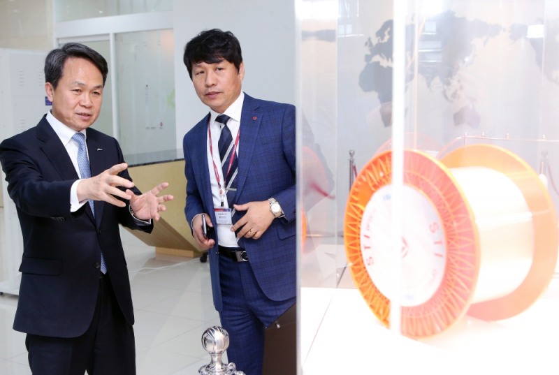 진옥동 신한은행장(왼쪽)이 29일 진행한 대구·경북지역 현장 경영에서 글로벌 광섬유·신소재 제조업체 에스티아이를 방문해 서태일 대표이사(오른쪽)와 함께 생산 설비를 돌아보면서 의견을 나누는 모습 / 사진 제공 = 신한은행