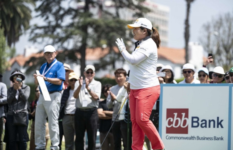 휴젤에어프레미아에서 갤러리에게 인사하는 박인비. 사진=미국LPGA.