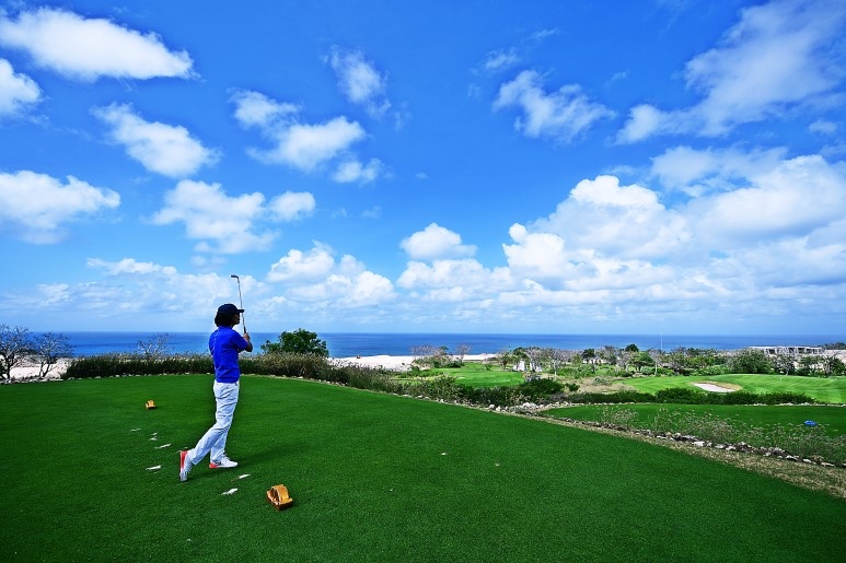 첫 홀 첫 티 샷은 모두에게 부담이다. 배려가 필요하다.