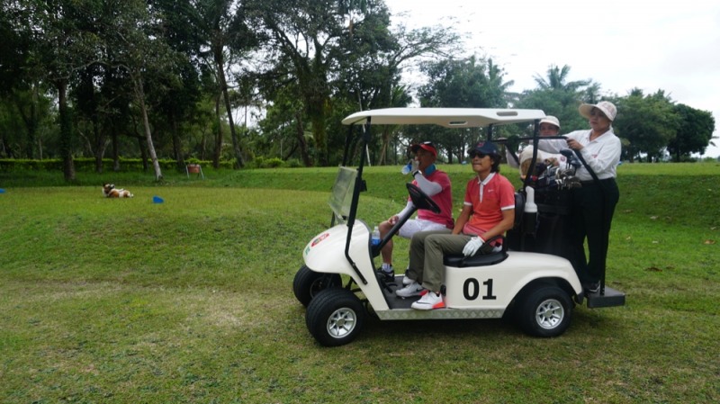 카트 운전은 볼을 좀 치는 골퍼가 맡아야 한다.
