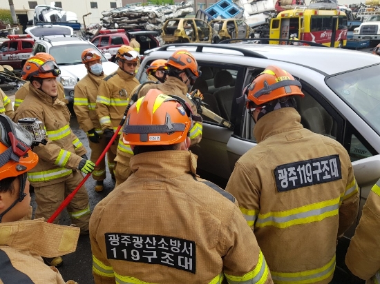 광산구 안청동 자동차 폐차장에서 구조대원 80여 명이 참여한 가운데 교통사고 대응 인명구조 훈련을 실시하고 있다./사진=소방안전본부