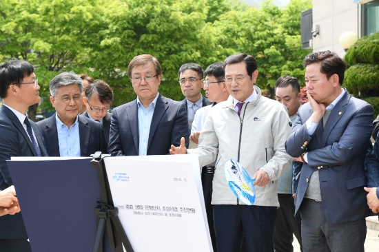 이용섭 광주광역시장이 1일 오후 북구 충효동 일원(호수생태원 주변)을 둘러보고 원효사 상가 이주사업과 호수생태원(확장구간) 사업에 대한 의견을 청취하고 있다./사진=광주광역시