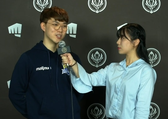 이스루스 게이밍을 격파한 뒤 방송 인터뷰에 임하고 있는 '루인' 김형민(왼쪽).