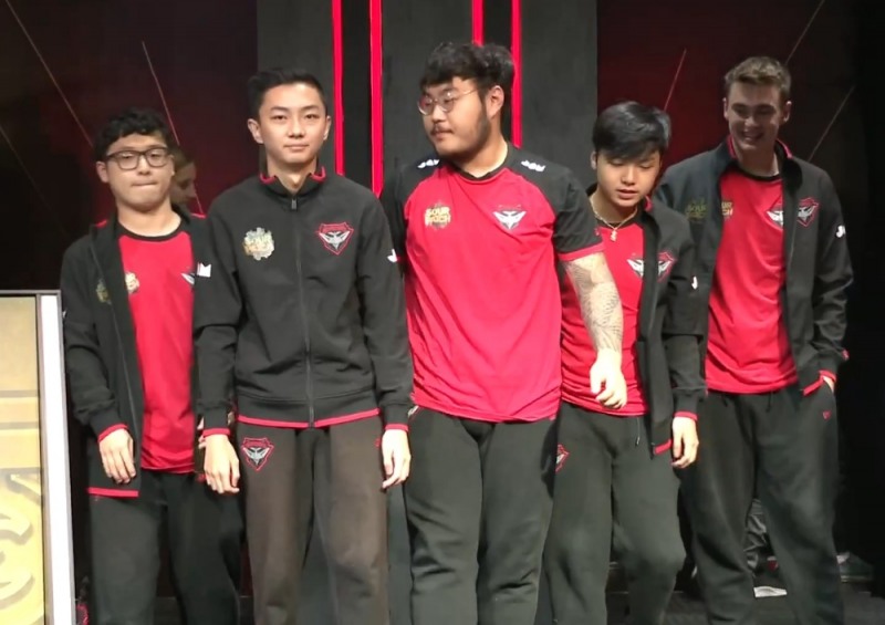 바머스 선수들이 첫 승을 거둔 뒤 인사하고 있다(사진=트위치 생중계 화면 캡처).