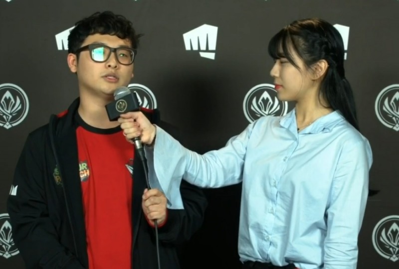 방송 인터뷰를 하고 있는 바머스의 톱 라이너 '미믹' 민주성(사진=트위치 생중계 화면 캡처).