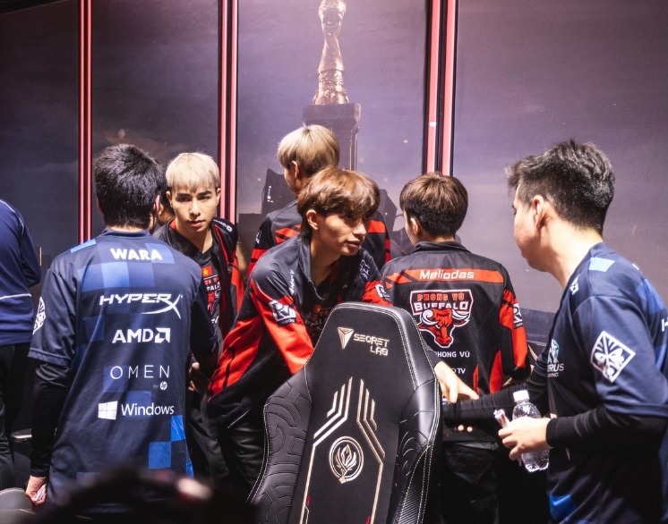 MSI 플레이-인 스테이지 1라운드 A조에서 3승1패로 1위를 마크한 퐁 부 버팔로 선수들이 악수를 청하고 있다(사진=라이엇 게임즈 제공).