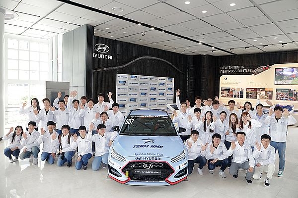 ‘TEAM HMC’ 3기 발대식에서 이광국 현대자동차 국내영업본부장(두 번째줄 오른쪽에서 여섯 번째), ‘TEAMHMC’ 드라이버들, 현대모터클럽 동호회장 등 관계자들이 기념 촬영을 하고 있는 모습. / 사진 제공 = 현대자동차