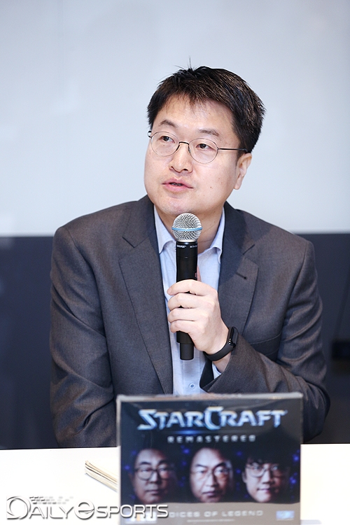 전용준 캐스터.