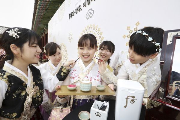 서울 경복궁에서 오는 5일까지 진행되는 '후 궁중문화캠페인'을 찾은 해외 관광객들이 궁중 미용을 체험하고 있는 모습. / 사진 제공 = LG생활건강