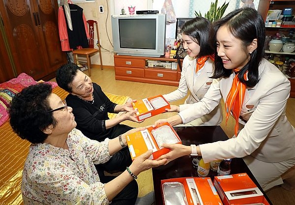 제주항공 임직원들이 2일 오전 서울 강서구 거주 홀몸어르신 댁을 방문해 제주항공 기내식을 전달하고 말벗이 되어주며 시간을 보냈다. 사진=제주항공 제공