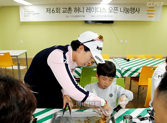 오순절평화의마을을 찾아 치킨소스바르기 나눔행사중인 이정은5 -사진제공 KLPGA