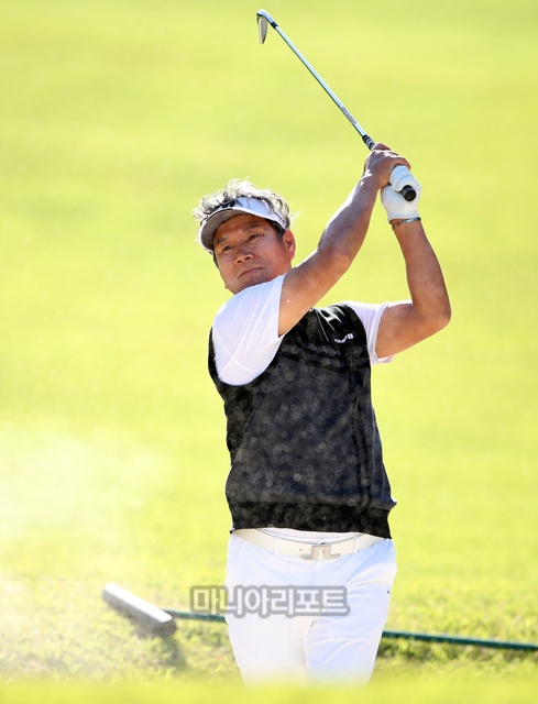 김양권 씨가 벙커 샷을 한 후 목표를 응시하고 있다. 사진=KPGA 민수용.