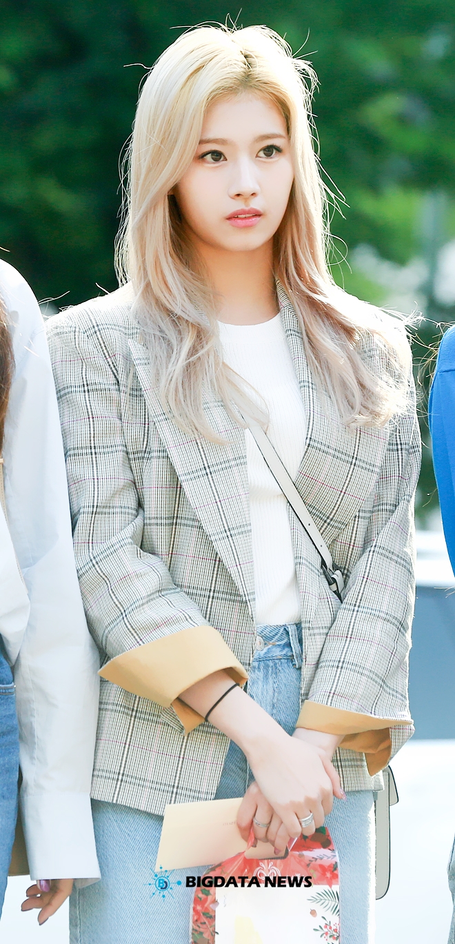 트와이스(TWICE) 사나, 이른 아침 출근길은 너무 피곤해요