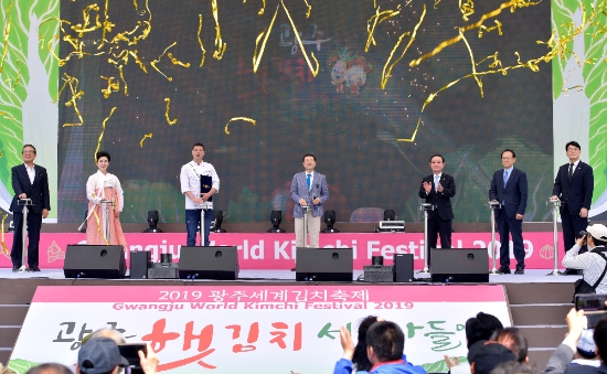 이용섭 광주광역시장이 3일 오전 서울 시청 앞 광장에서 열린 최초의 봄김치 축제인 '광주햇김치 서울나들이' 행사에 참석해 하재호 김치연구소장, 이하연 김치협회장, 홍보대사 미카엘 셰프, 이용훈 호남향우회장 등 내빈들과 개막 세레머니를 하고 있다./사진=광주광역시
