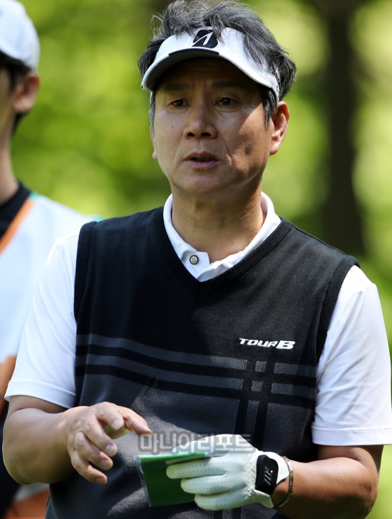 공략에 앞서 야디지북을 보고 있는 김양권 씨. 사진 = KPGA 민수용 기자.