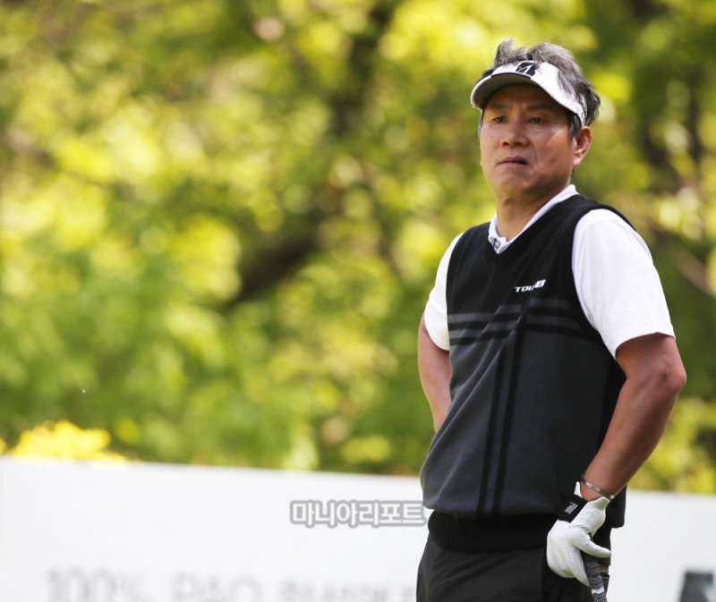 타깃을 신중하게 응시하고 있다. 사진 = KPGA 민수용 기자.