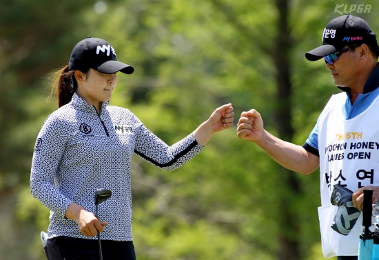 박소연과 호흡을 맞추고 있는 그의 아버지. 사진=KLPGA 제공