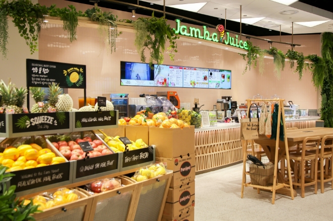 SPC그룹은 그로서란트 개념을 접목한 잠바주스 롯데 인천 터미널점을 오픈했다. / 사진 제공 = SPC그룹