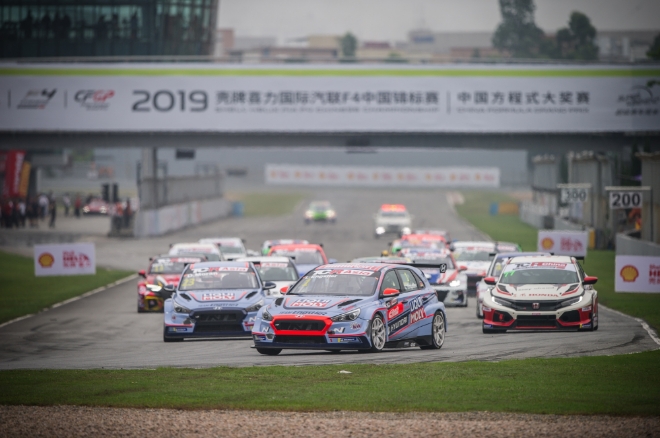현대자동차는 고성능 경주차 ‘i30 N TCR’이 이달 2일부터 4일까지 중국 주하이 인터내셔널 서킷(Zhuhai International Circuit)에서 개최된 TCR 아시아 시리즈 두번째 대회에서 두번의 결승 모두 우승했다. 이번 대회에는 폭스바겐 ‘골프 GTI TCR’, 아우디 ‘RS3 LMS TCR’, 혼다 ‘시빅 Type R TCR’ 등 총 18대의 고성능 경주차가 출전한 가운데 ‘i30 N TCR’은 결승1에서 우승(루카 엥슬러∙리퀴몰리 팀 엥슬러)과 준우승(페페 오리올라∙쏠라이트 인디고 레이싱)을, 결승2에서는 우승(루카 엥슬러∙리퀴몰리 팀 엥슬러)과 준우승(디에고 모란∙리퀴몰리 팀 엥슬러), 3위(다니엘 미란다·유라시아 모터스포트)까지 포디움을 휩쓸었다.이달 2일부터 4일까지 중국 주하이 인터내셔널 서킷(Zhuhai International Circuit)에서 개최된 TCR 아시아 시리즈 두번째 대회에서 i30 N TCR 등이 경주하고 있는 모습. / 사진 제공 = 현대자동차